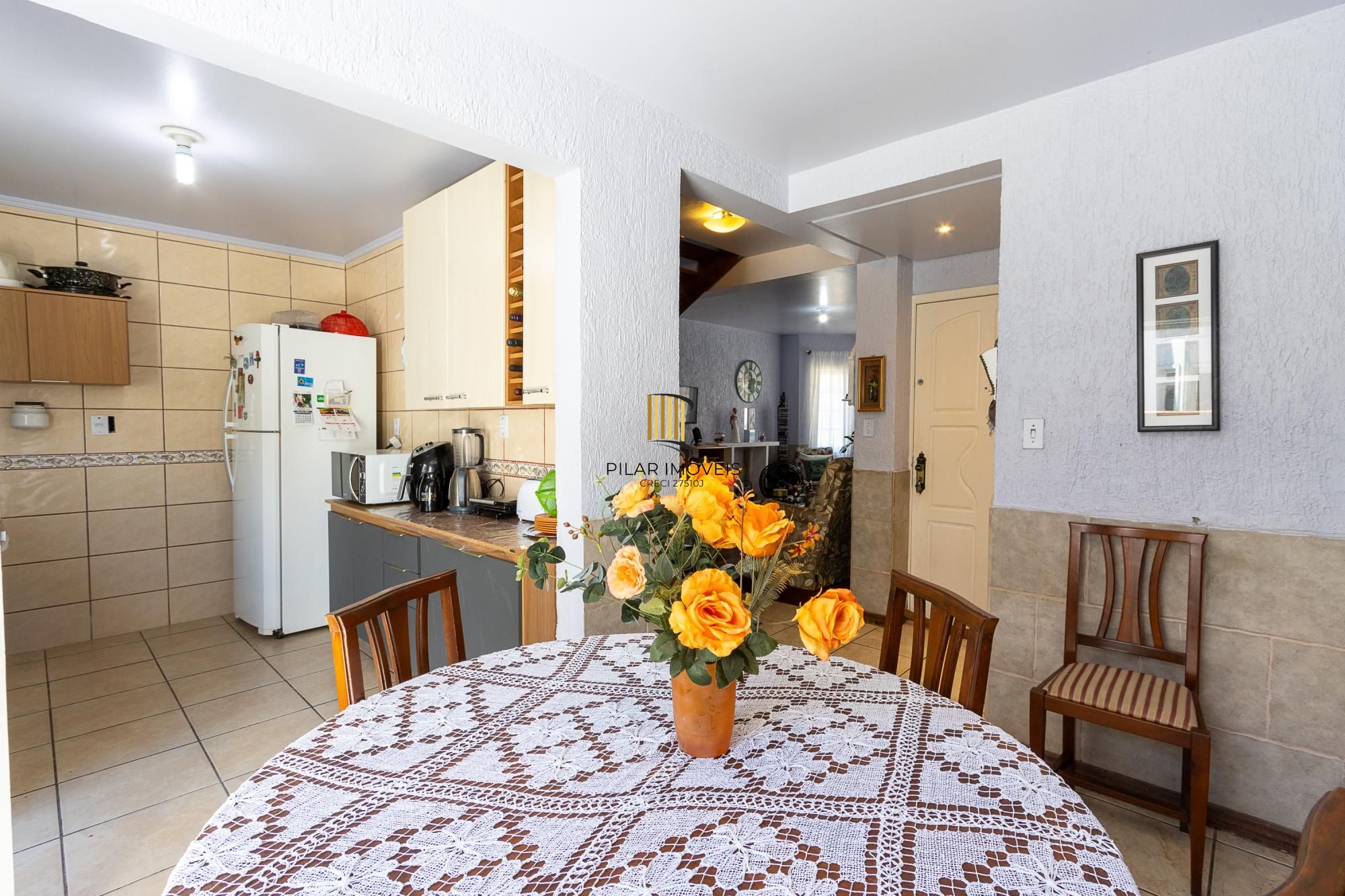 Casa de condomínio, de 3 dormitórios, 1 suíte e 2 vagas de garagem.