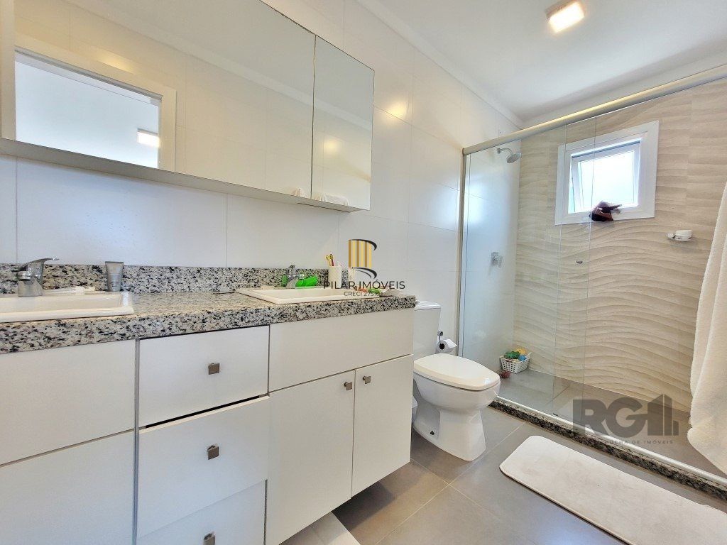 Excelente Sobrado de esquina,  com vista para o lago,  próximo ao clube social, no Condomínio Acqualina Beach,  localizado na praia de Maristela , em Xangri-La,.  Possui 4 dormitórios, sendo 3 suítes,