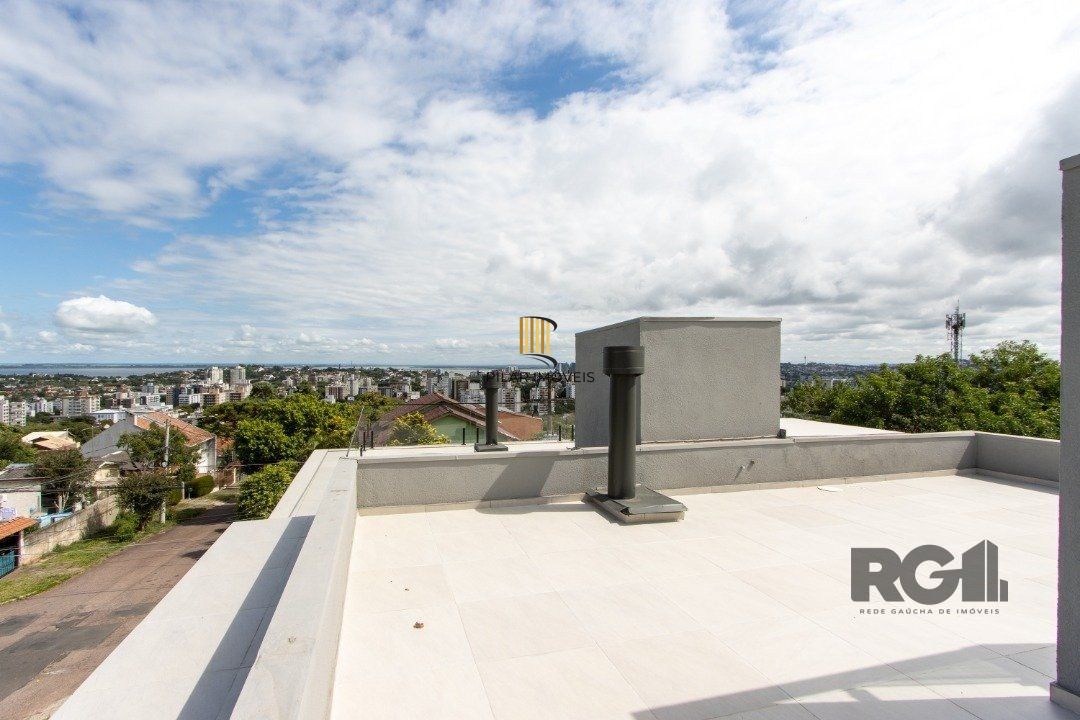 Sobrado novo  no Bairro Tristeza, 3d, 1 suite, churrasqueira, laveira, vista para o Rio.