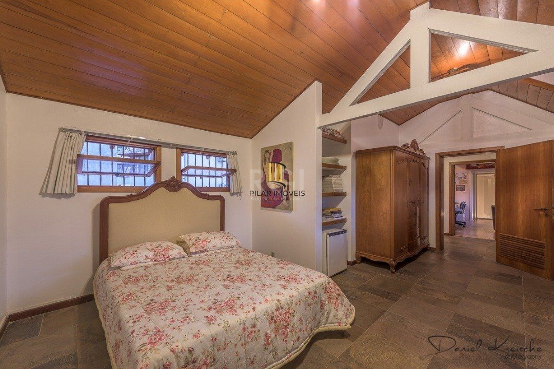 Casa para Venda - 418m², 5 dormitórios, sendo 1 suites, 6 vagas - Tristeza