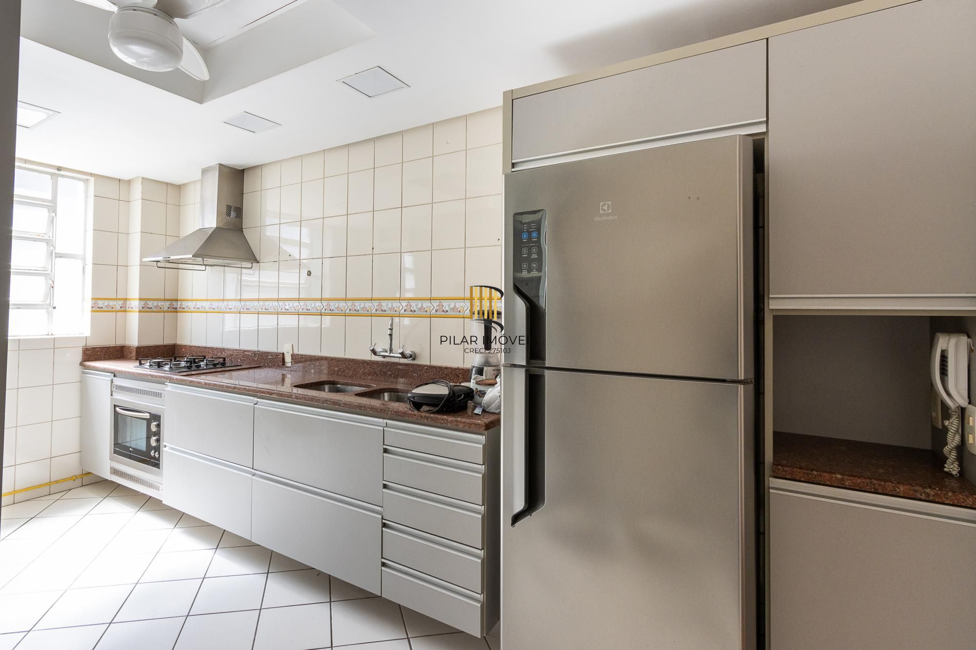 Apartamento amplo e bem localizado no Menino Deus!!