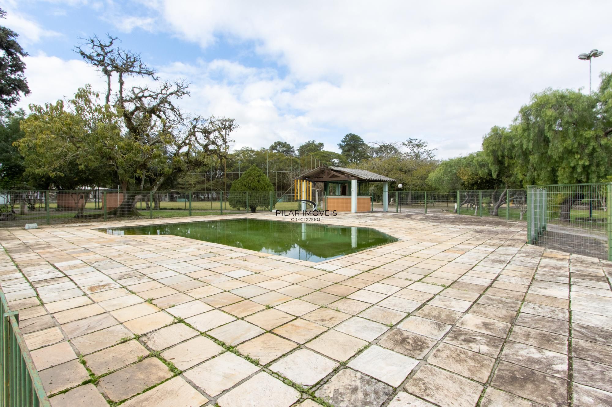 Terreno com edificações para múltiplos negócios lucrativos.