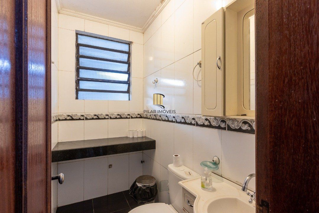 Sobrado para Venda - 300m², 3 dormitórios, sendo 1 suites, 3 vagas - Cavalhada