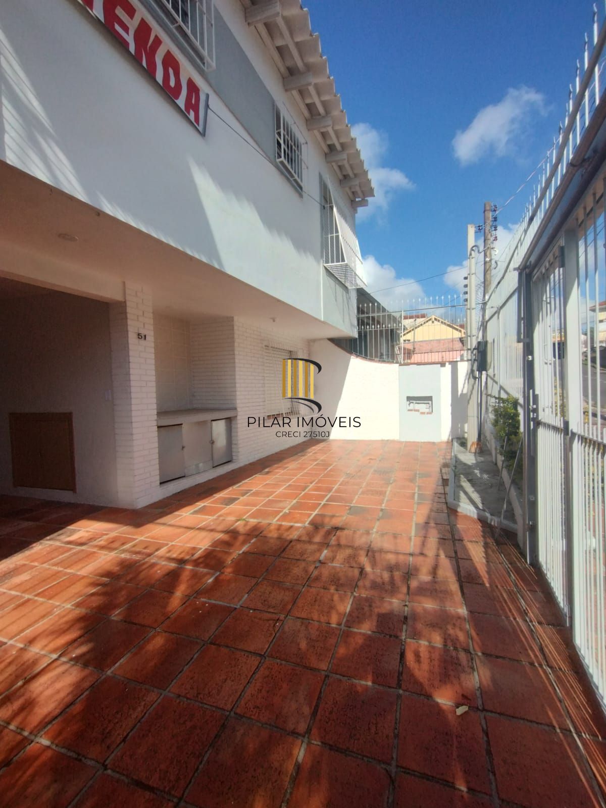 Excelente Casa com 03 suítes + Apto nos fundos com 01 Dor. Garagem 3 carros - Pilar Imóveis