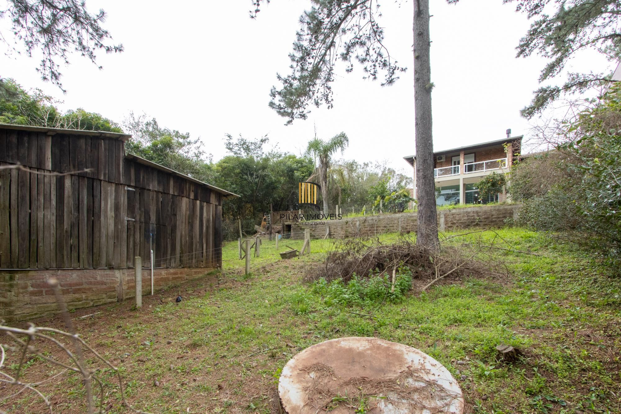 Casa de alvenaria, com 3 dormitórios, 1 suíte, living, cozinha, lavanderia, churrasqueira, banheiro social, pátio e 4 vagas de garagem.