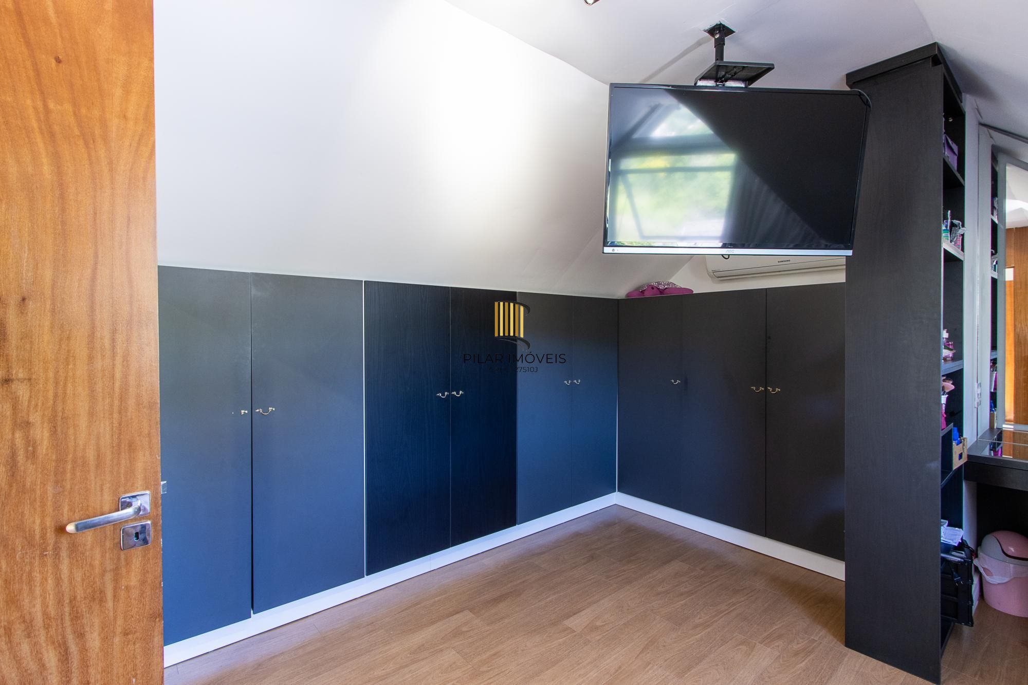 Casa condomínio | 3 dormitórios | 1 Suíte | 240,82 Privativos | 2 Vagas | Bairro Teresópolis