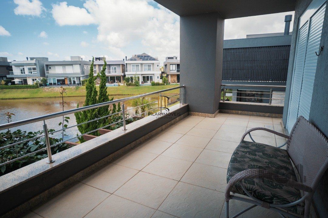 Oportunidade Única! Casa em Condomínio à Beira do Lago com 4 Suítes, sendo uma Térrea e uma Suíte Master Espetacular!