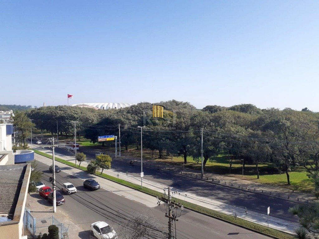 sala comercial com 39m² privativos com hall de espera, banheiro e  ampla sala/escritório com móveis sob medida.