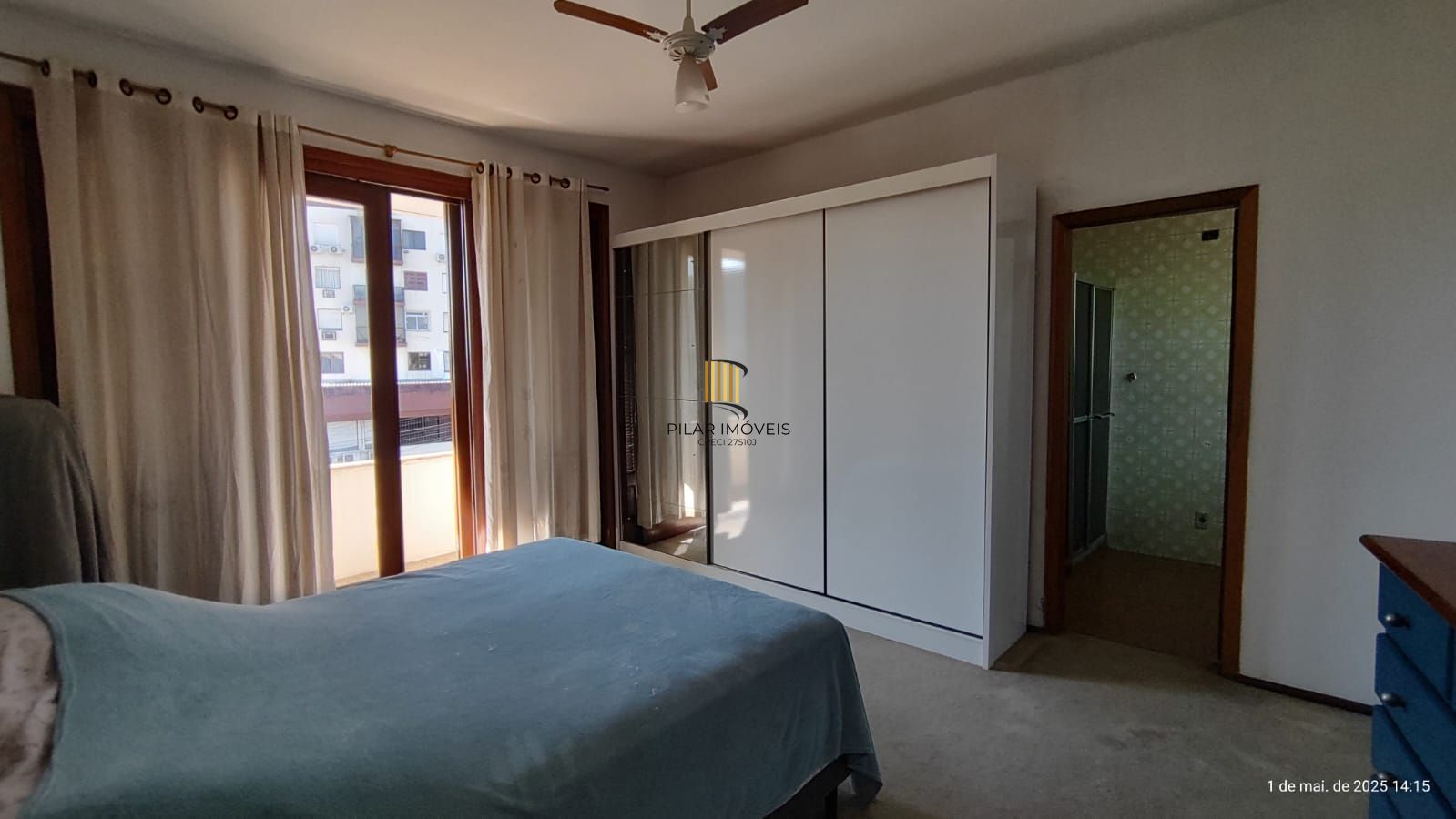 Apartamento de 4 dormitórios, 2 suítes, living amplo e arejado com sacada.