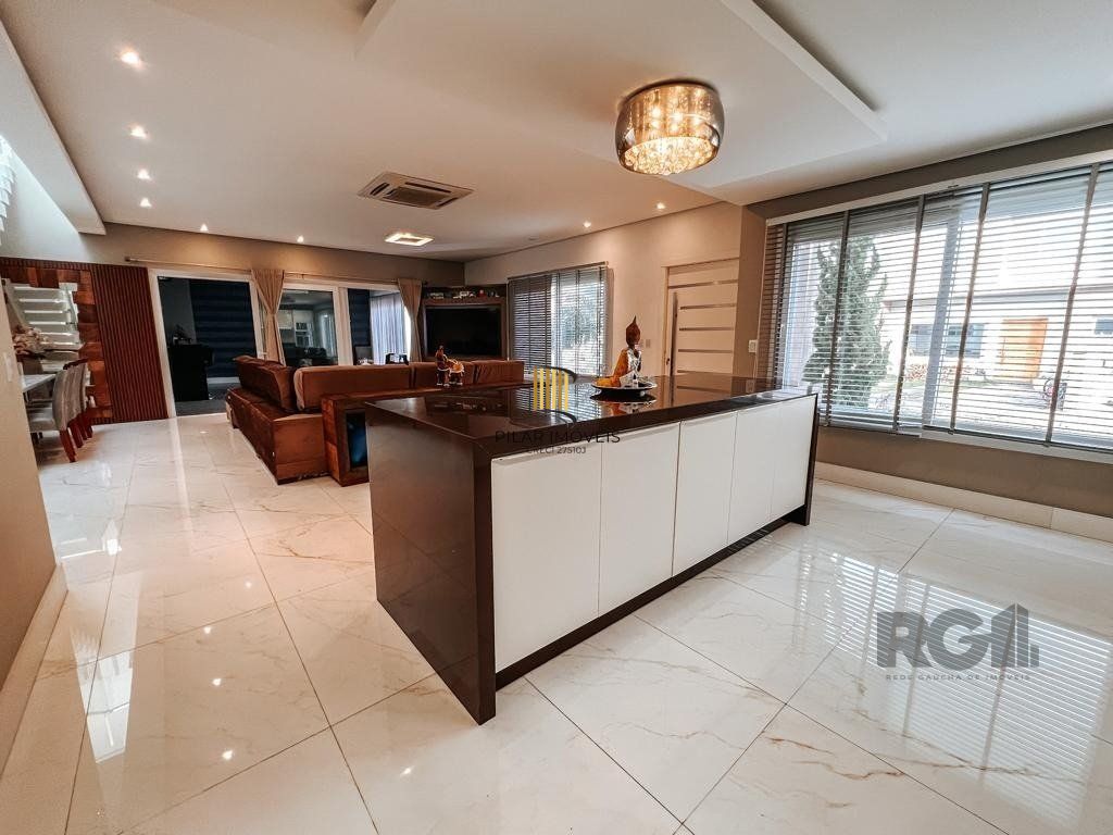 Excelente residência com aproximadamente 219m² privativos,