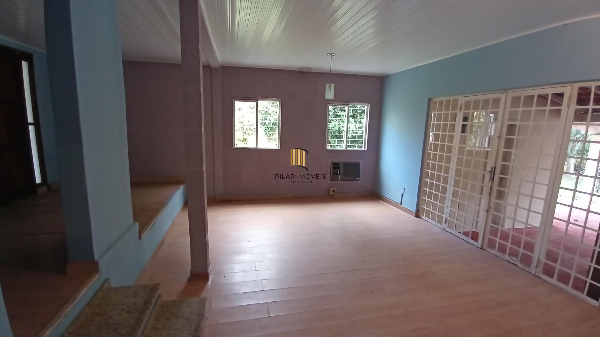 Sossego e natureza em Porto Alegre: 3 quartos, piscina e quase 2000m² de área