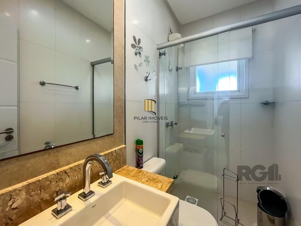 casa Alto Padrão com 239m² privativos, mobiliada e totalmente iluminada.