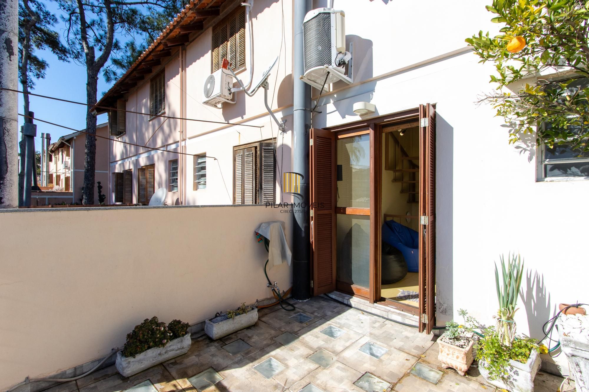 Casa em condomínio, porteira fechada,  possui 3 dormitórios e 1 vaga