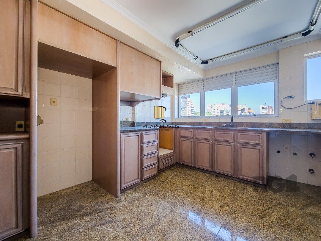 Cobertura com 222m² privativos, 3 quartos, 1 suite, lareira, piscina, 2 vagas no Bairro Rio Branco