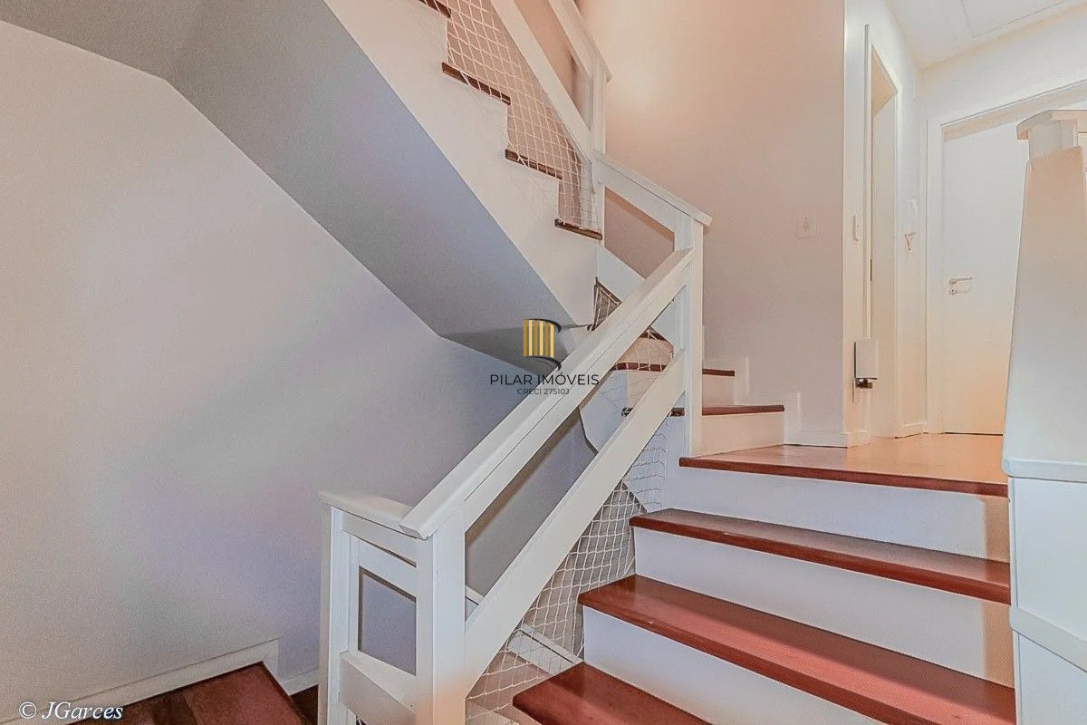 Casa em Condomínio à venda com 286m², 3 dormitórios, 1 suíte, 3 vagas, no bairro Jardim Isabel em Porto Alegre