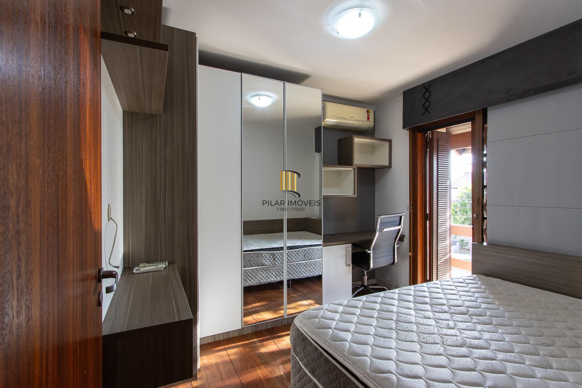 Excelente casa de 3 dormitórios, 1 suíte, pátio, piscina e vaga para 2 carros cobertas.