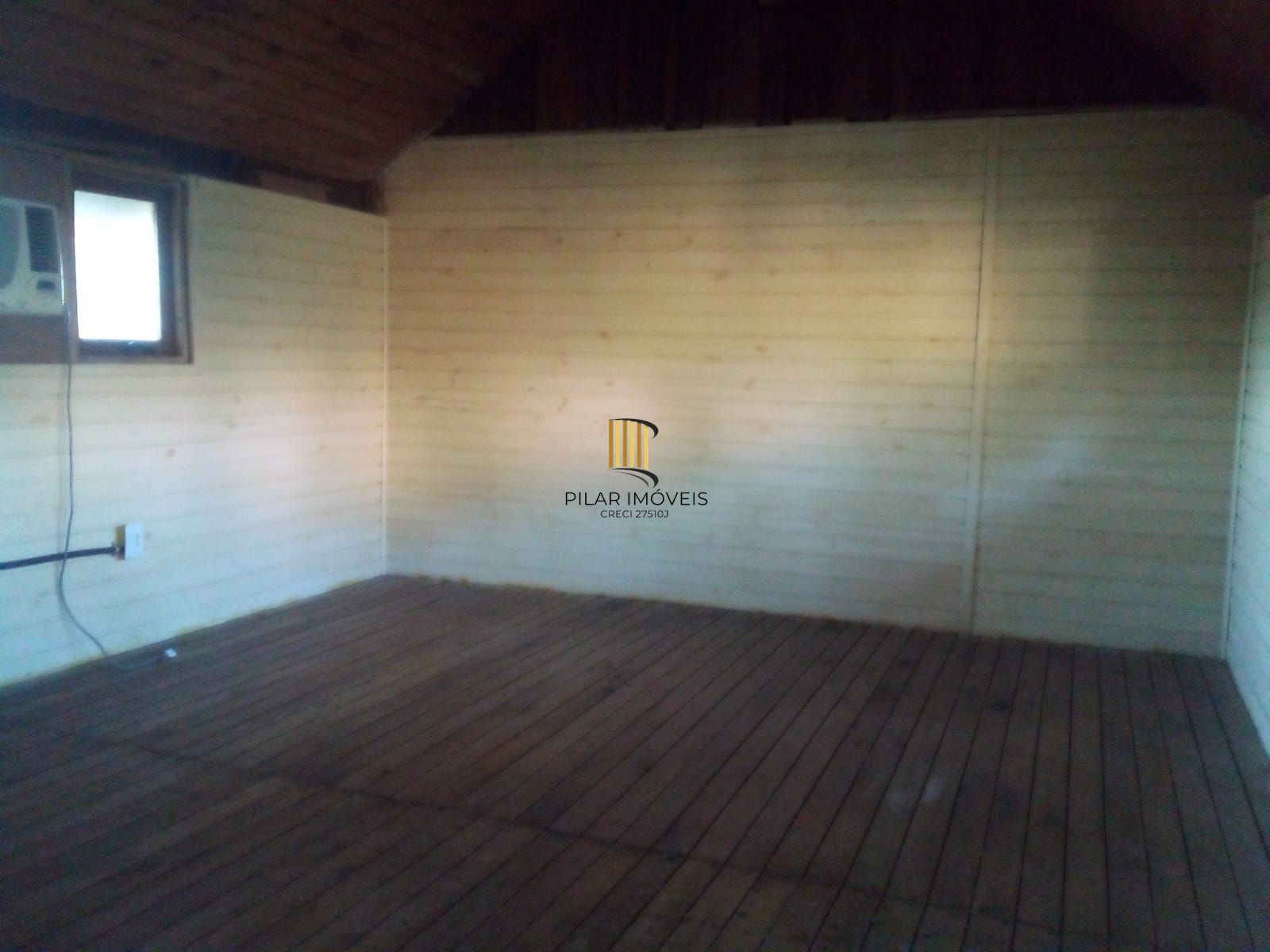 Casa de madeira à venda no Loteamento Tarumã, em Viamão.