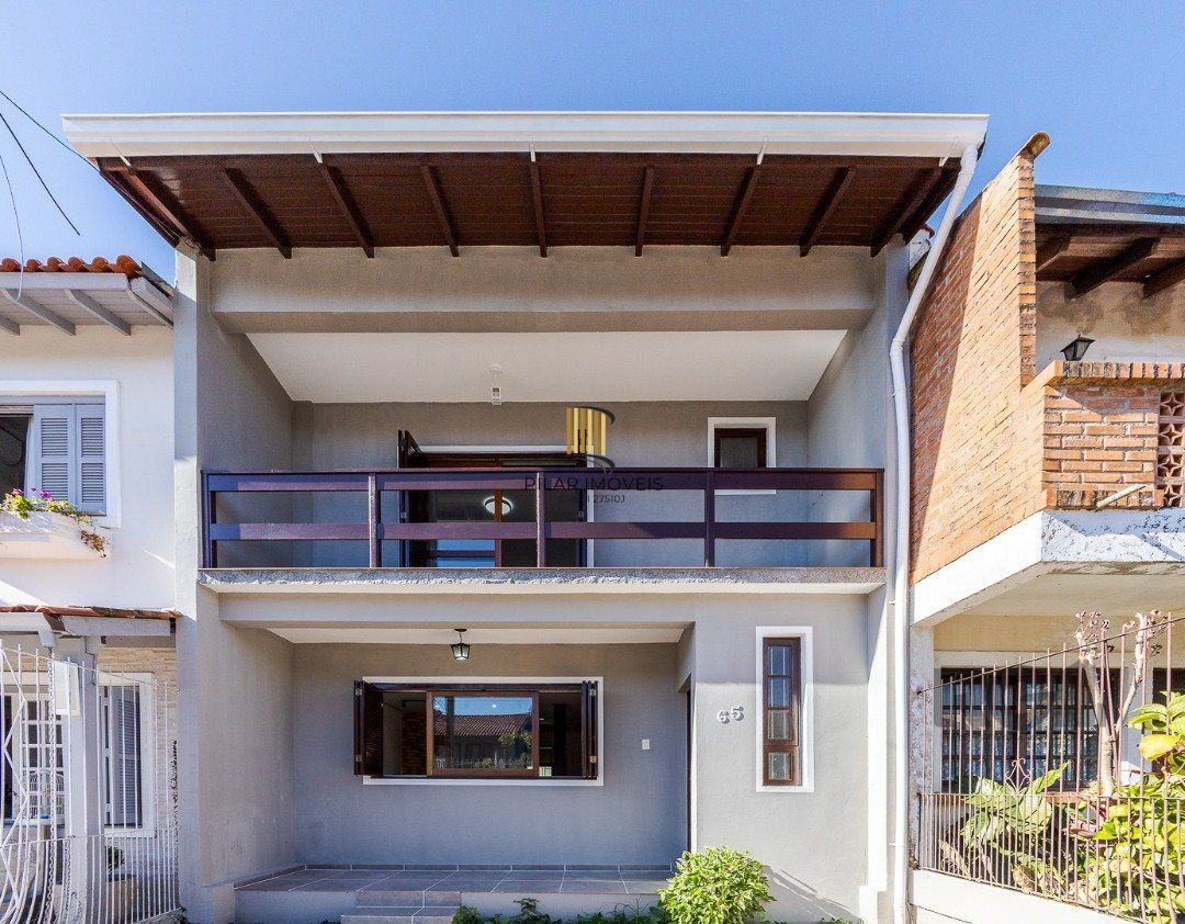 Casa 103m² - 3 dormitórios, 1 suíte, piscina, 2 vagas no bairro Hípica