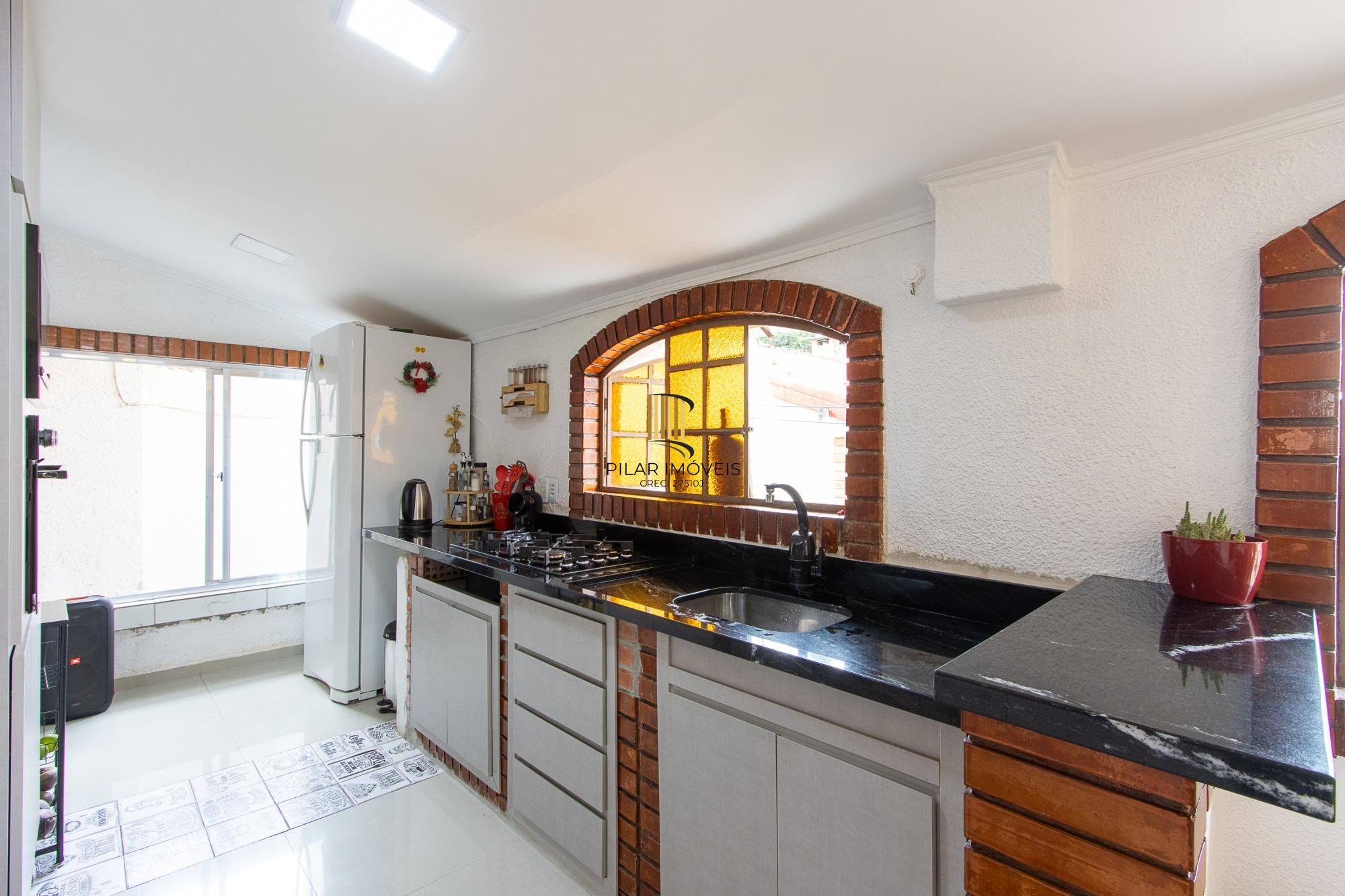 Casa de 4 dormitórios, 2 suítes, piscina, pátio e 2 vagas de garagem.