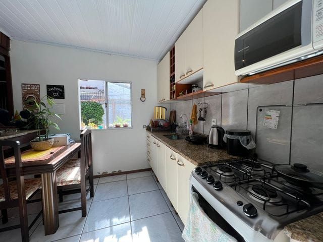 Terreno medindo 11 X 39,66 com 2 casas de alvenaria