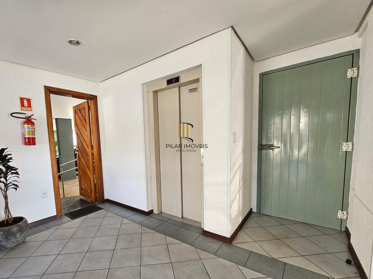 Apto com 2 dormi ,sacada com churrasq e garagem