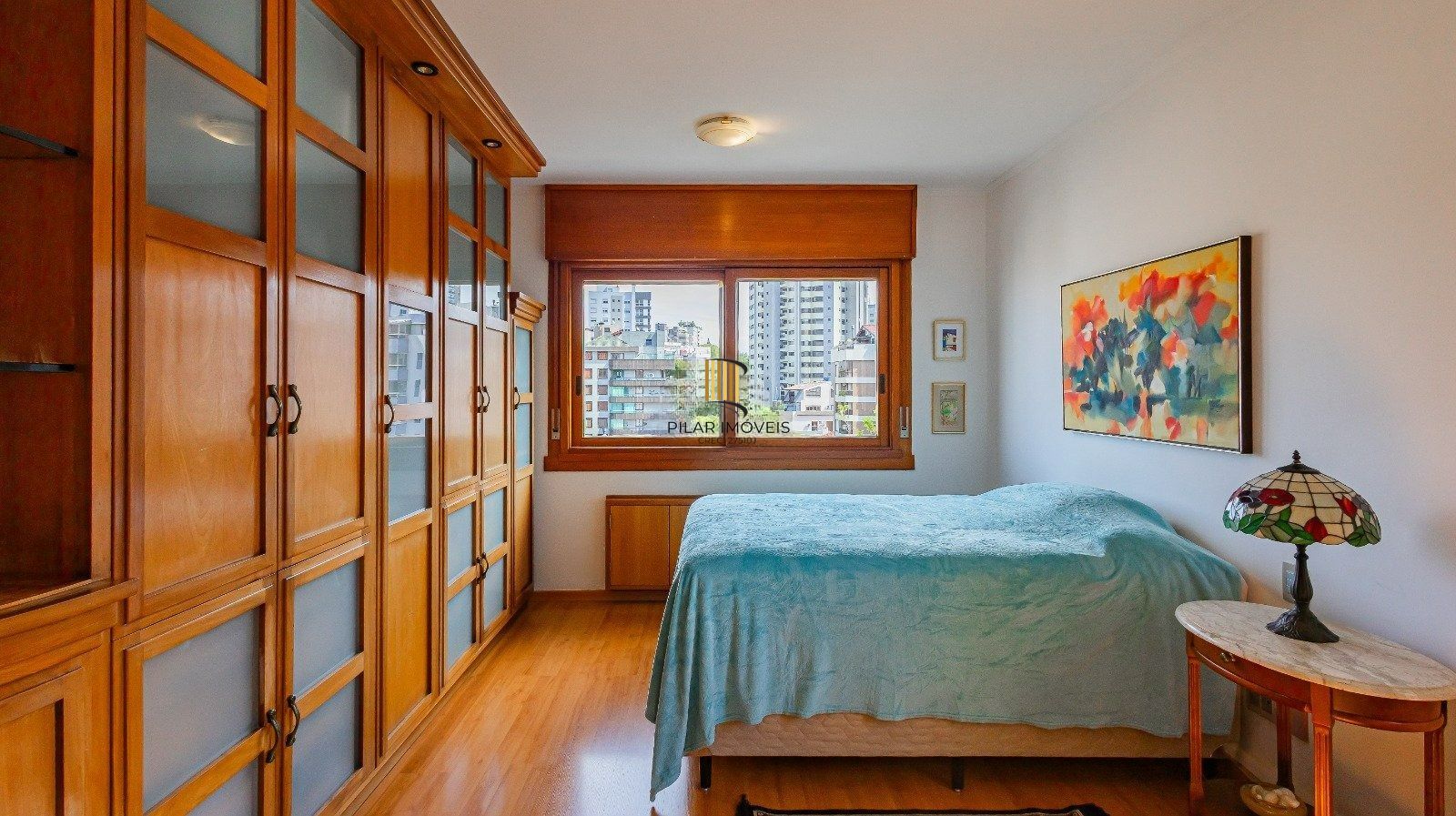 Apartamento com três quartos e três vagas, no bairro Bela Vista