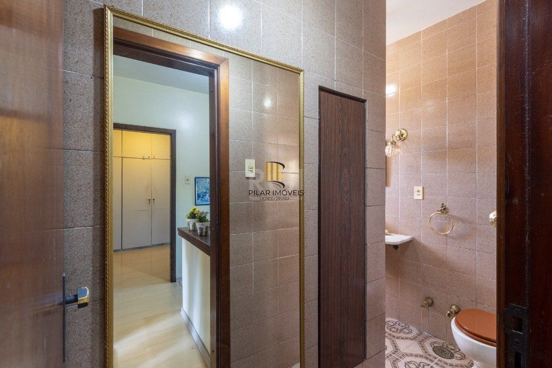 Sobrado com 345m² privativos, 3 suites, 2 vagas, churrasqueira. pátio com piscina - Bairro Cristal