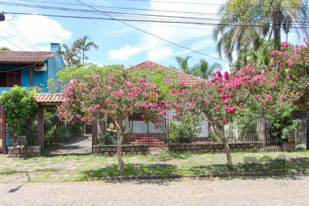 Casa mista com 4 dormitórios, 2 banheiros, 1 lavabo e 3 vagas a uma quadra da Av. Guaíba