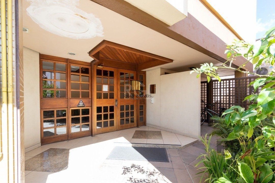 Apartamento de 64,04m², com  2 quartos, com vaga de garagem coberta e escriturada, esquina com a Av. Wenceslau Escobar.
