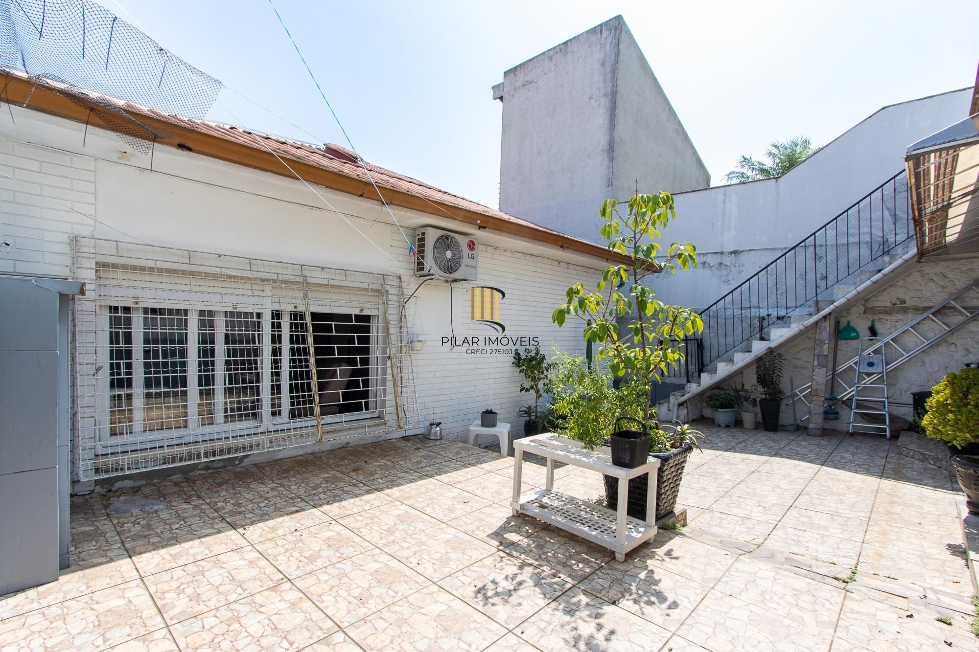 Linda casa totalmente reformada, 3 quartos (1 suite), 2 vagas cobertas - Bairro Nonoai