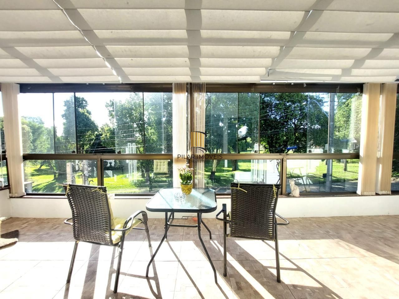 Linda casa totalmente reformada, 3 quartos (1 suite), 2 vagas cobertas - Bairro Nonoai