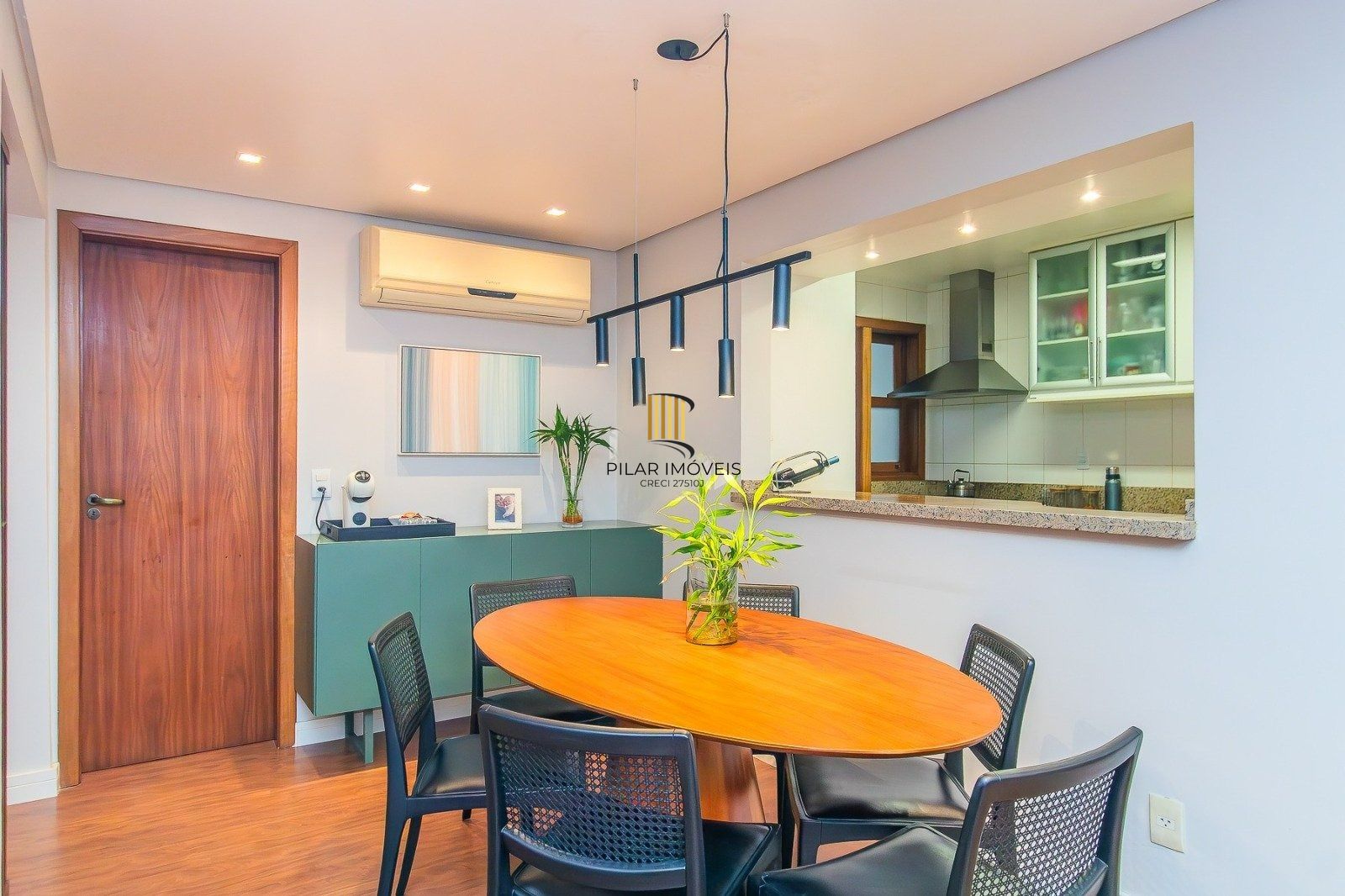 Apartamento Reformado e Mobiliado com 101m² e 2 Vagas no Coração do Rio Branco