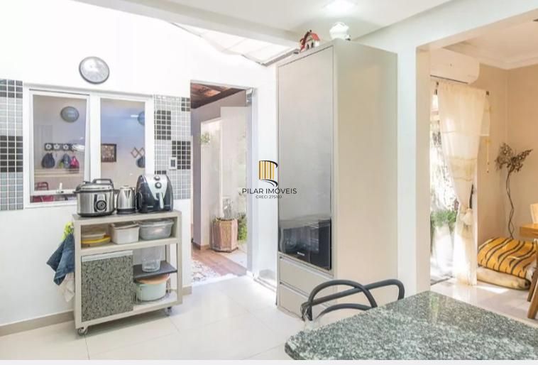 Linda casa com 3 dormitórios, sendo 1 Suíte, Sala Ampla no Condomínio de Ótima Localização