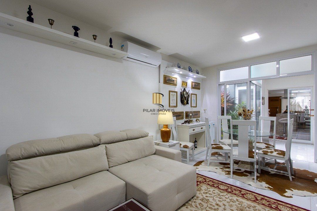 casa possui 3 suítes, 2 com closet