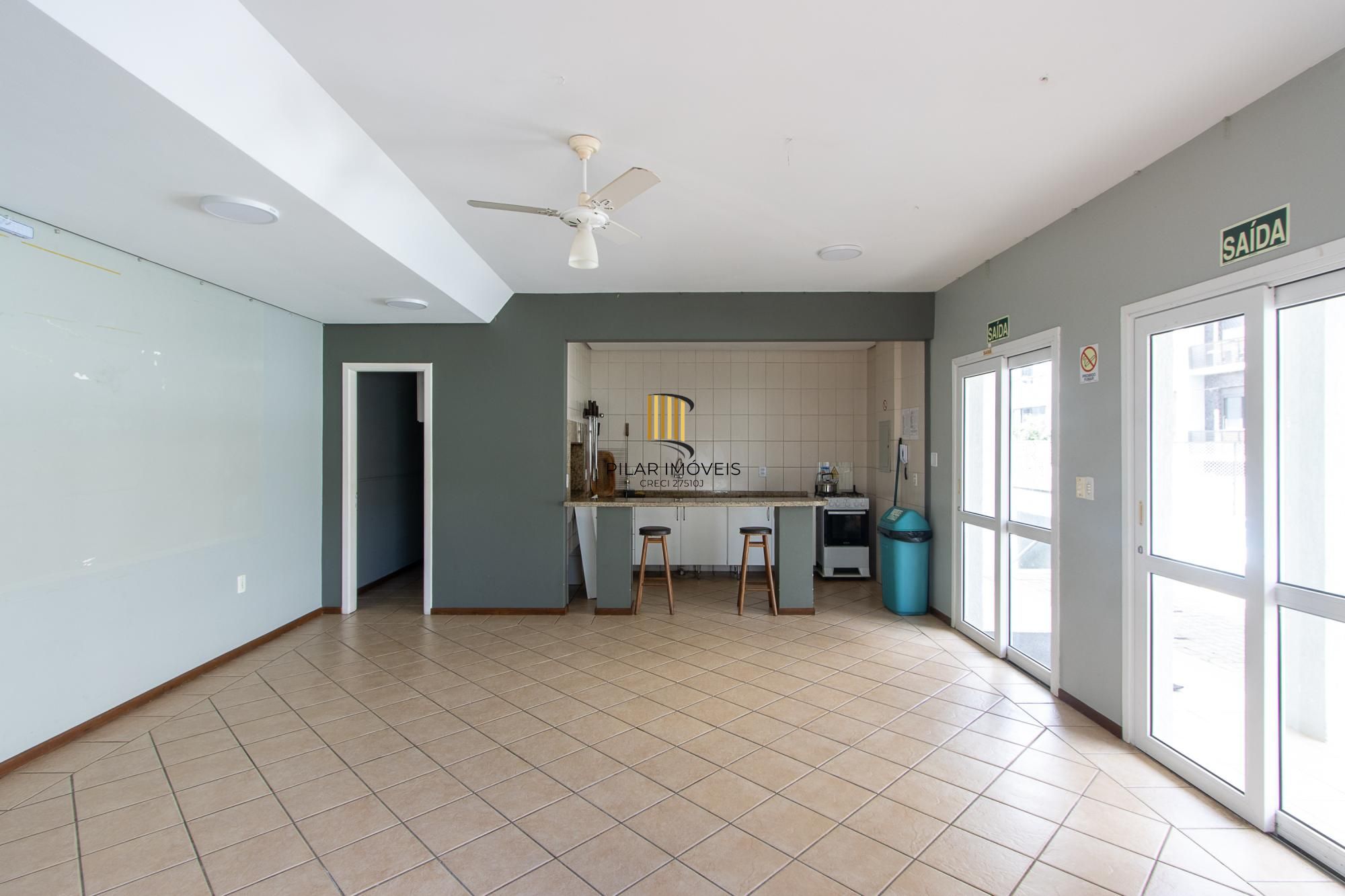 Apartamento com 2 dormitórios (reversível para 3) e 1 vaga escriturada  à venda no coração de Ipanema