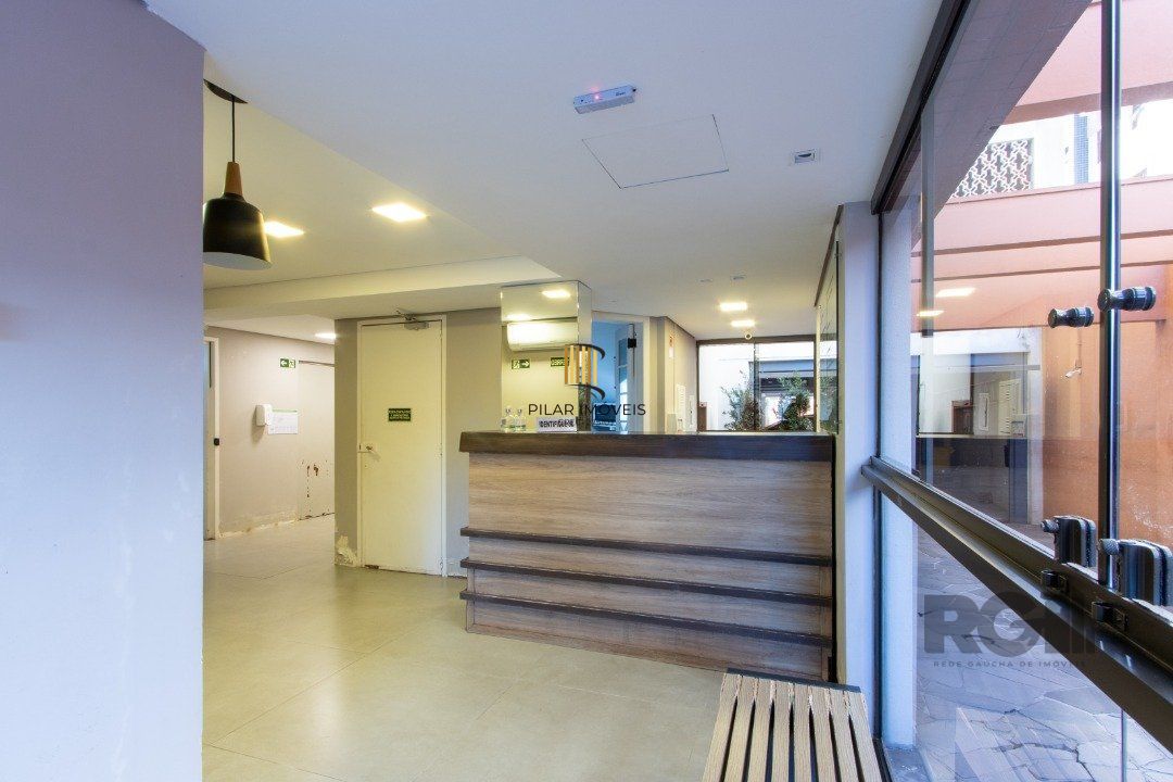 EXCELENTE SALA COMERCIAL, muito bem localizada no bairro Menino Deus, 01 banheiro, sacada e ar condicionado split, toda montada