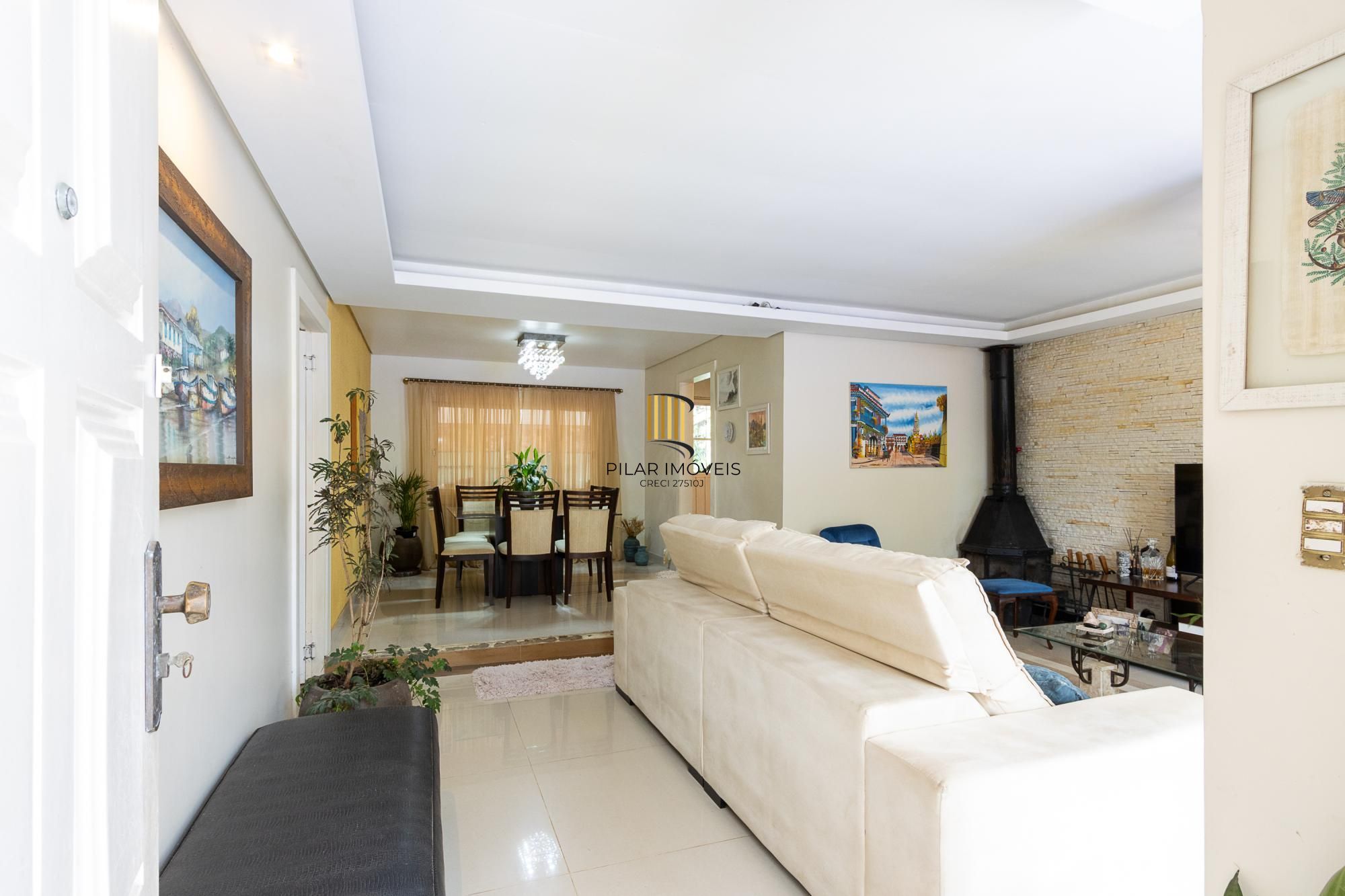 Casa térrea, 2 dormitórios, 1 suíte e 2 vagas no bairro Aberta dos Morros.