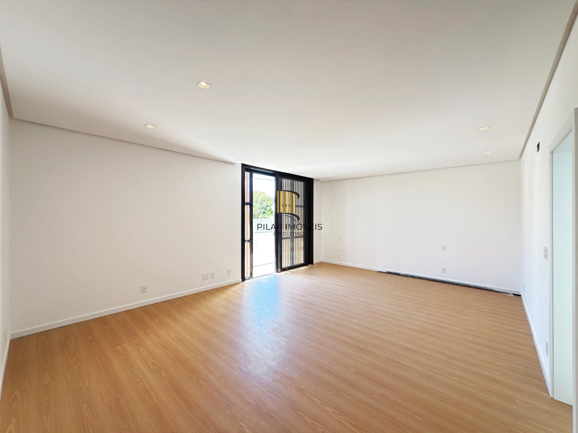 A casa conta com 434m2 de área construída, mas com um aproveitamento total dos 1.012m2 do lote