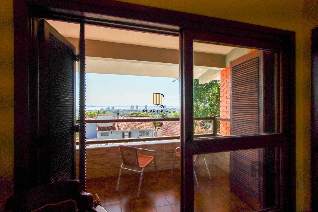 Casa com 4 dormitórios, sendo 1 suíte, com 2 vagas cobertas, no bairro Nonoai, Porto Alegre, RS