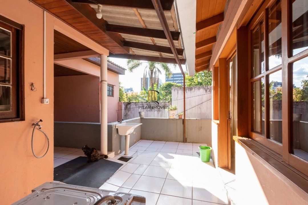 Casa para Venda - 240m², 6 dormitórios, sendo 3 suites, 2 vagas - Glória