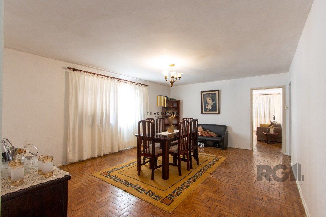 Casa 7 dormitórios no bairro Camaquã
