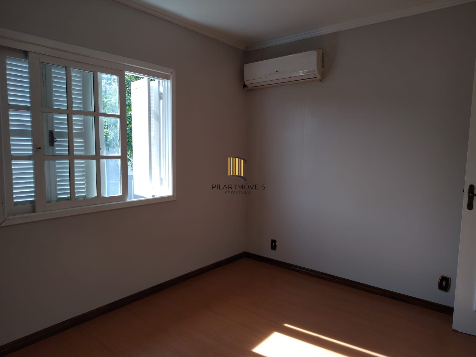 Casa de alvenaria, com 3 quartos, 1 suíte e 3 vagas de garagem.