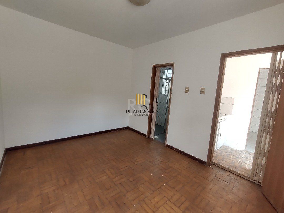 Casa à venda com 3 quartos, 1 vaga e pátio - Bairro Medianeira