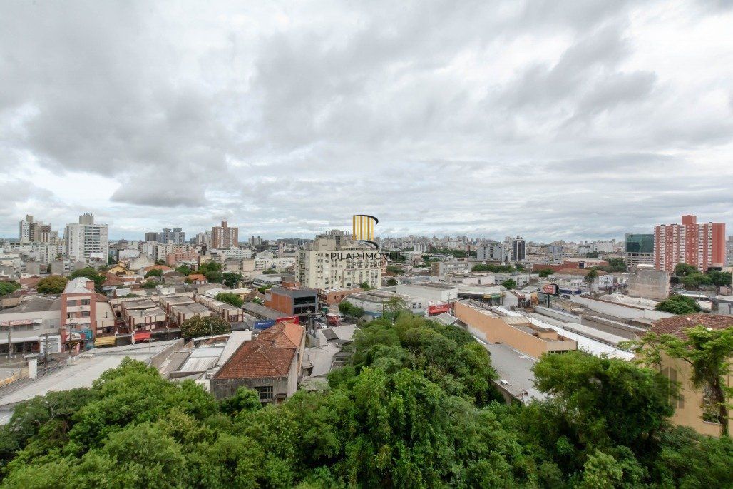 Apartamento andar alto que possui 2 dormitórios, sendo 1 súite, living para 2 ambientes, cozinha mobiliada, banheiro auxiliar