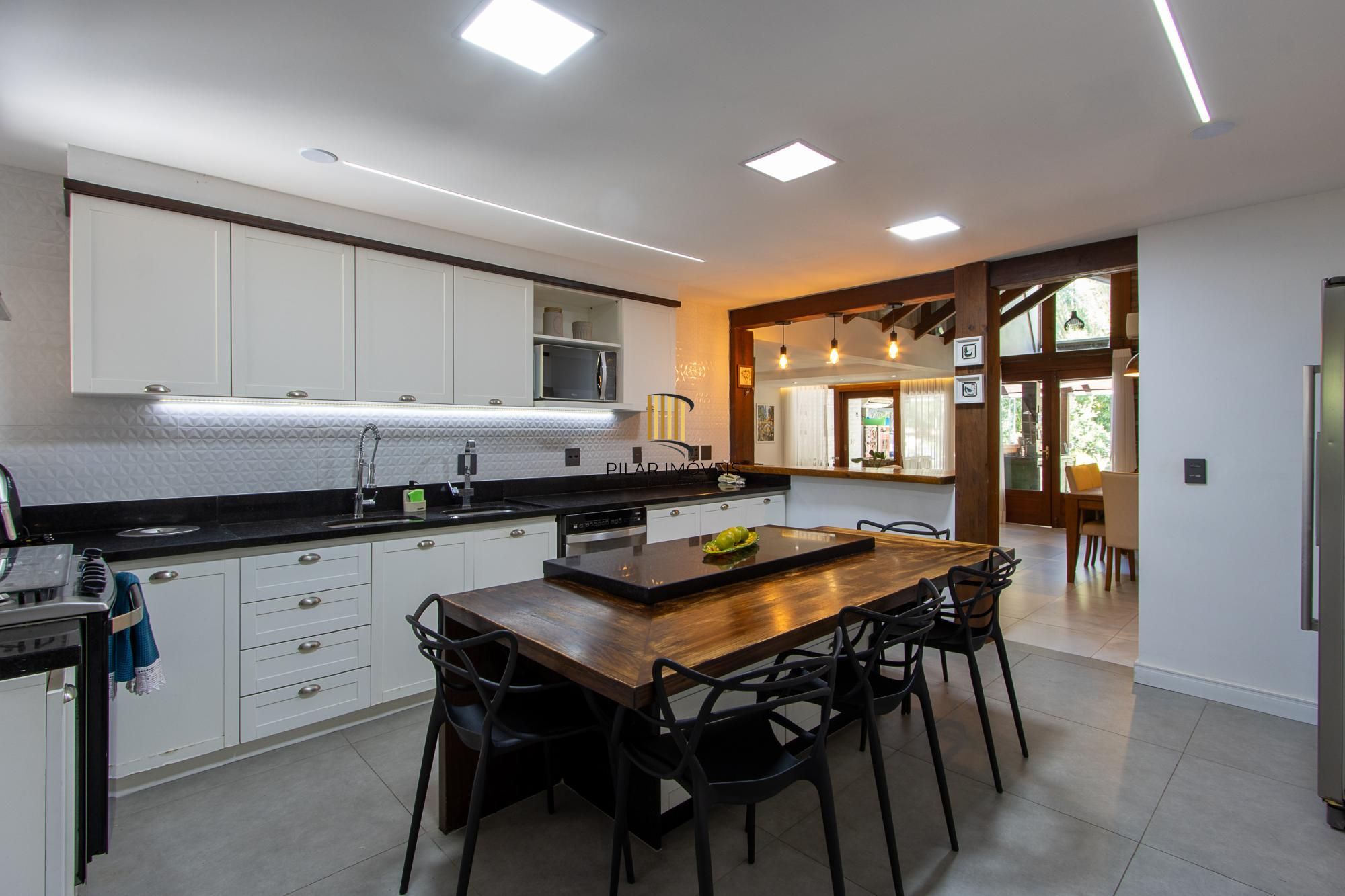 Casa 4 suites no Terra Ville, com home office, estar íntimo, 4 vagas e piscina.