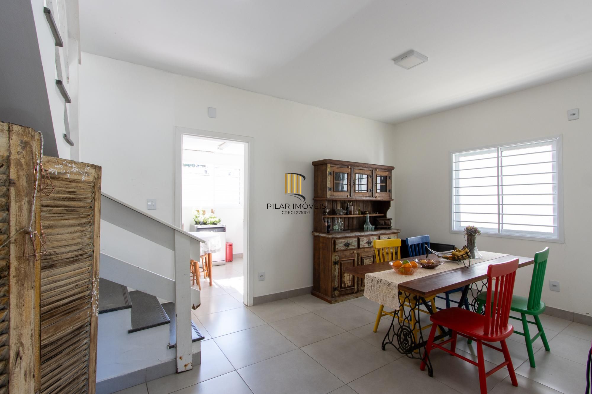 Casa 3 Dormitórios no Bairro Tristeza com 2 Vagas de Garagem