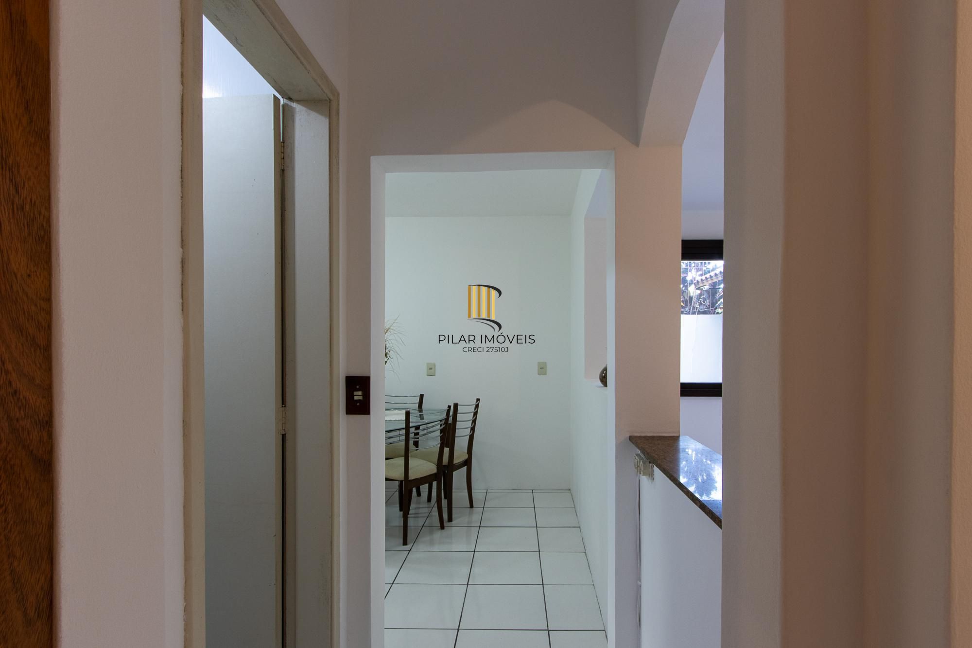 Casa de condomínio, 3 dormitórios, 1 suíte, 1 vaga coberta, no bairro Cristal.