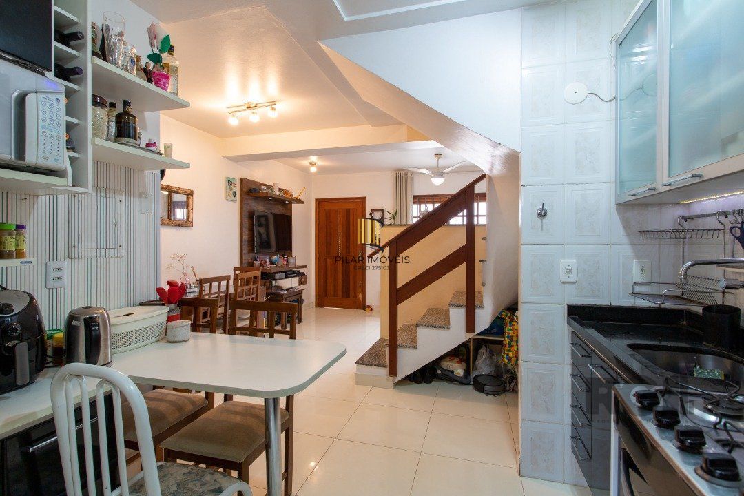 A casa possui 78m² de área construída, com um adicional de 20m²
