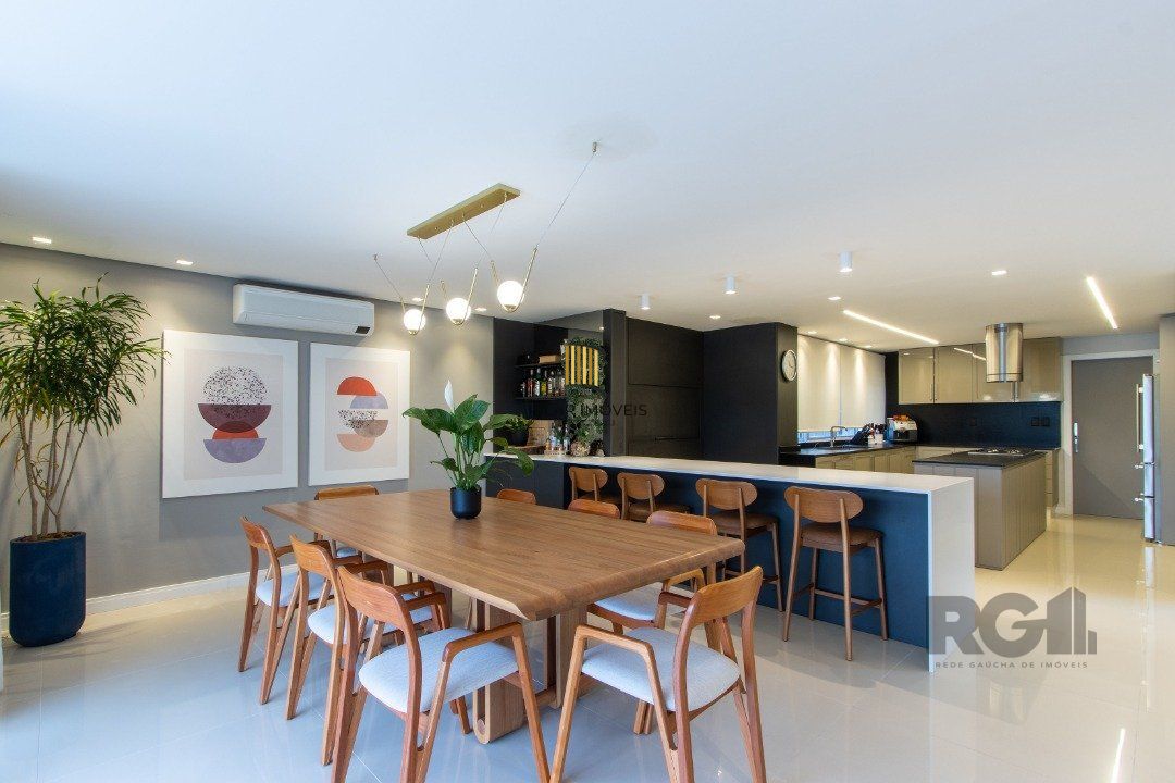 casa com  3 suítes no piso superior, mais 1 suíte no primeiro pavimento.