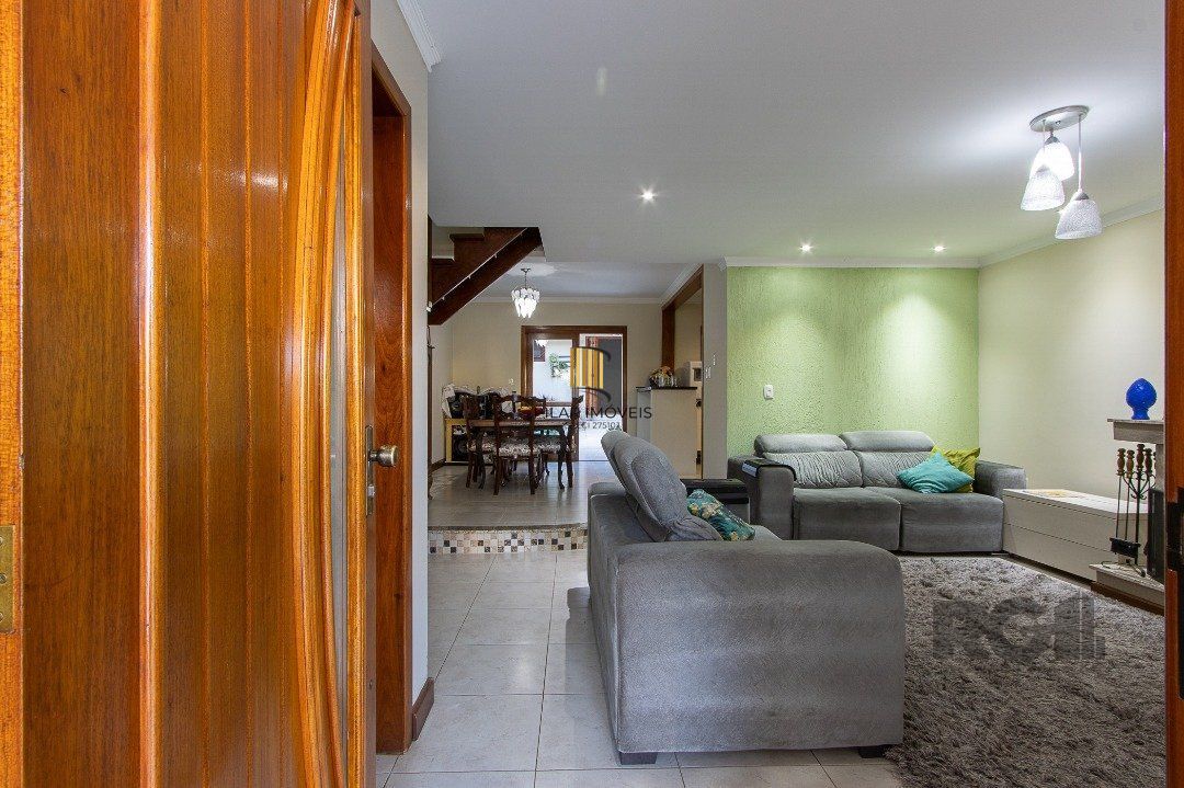 Casa para Venda - 300m², 5 dormitórios, sendo 1 suites, 4 vagas - Portal do Guarujá